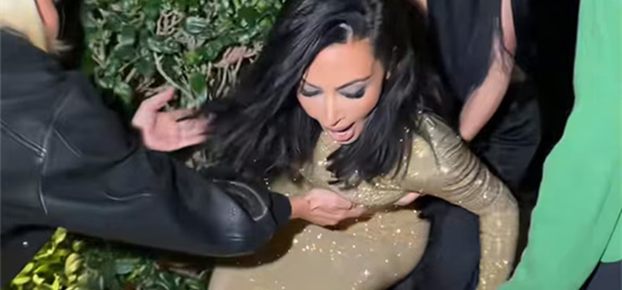 See Kim Kardashian Fall Into a Bush Ahead of Vanity Fair Oscars Party 1