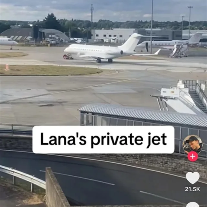 Singer Lana Del Rey faces backlash after fan shares questionable photo from tour: 'Should be called out for it'
