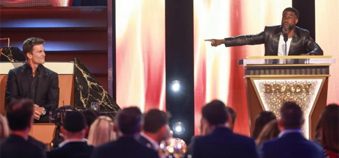 Tom Brady Trolls Kevin Hart With ‘Newborn Size’ Jersey at Netflix Roast 1