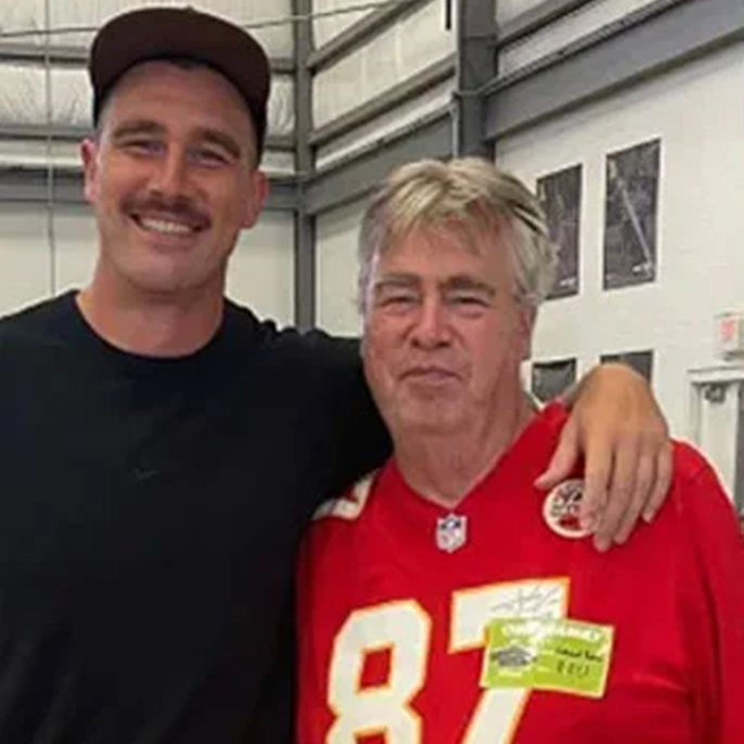 Travis Kelce makes red carpet debut with parents Ed, Donna Kelce