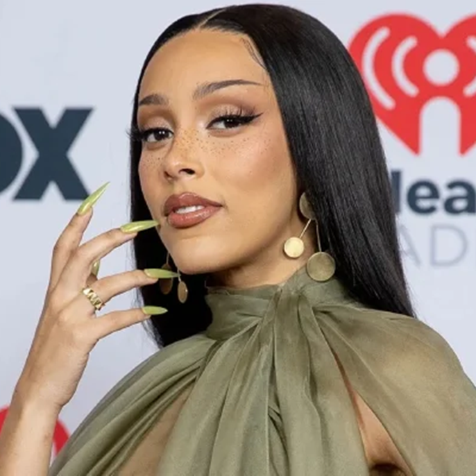 Doja Cat embraces pop with twist on her new album 'Vie'