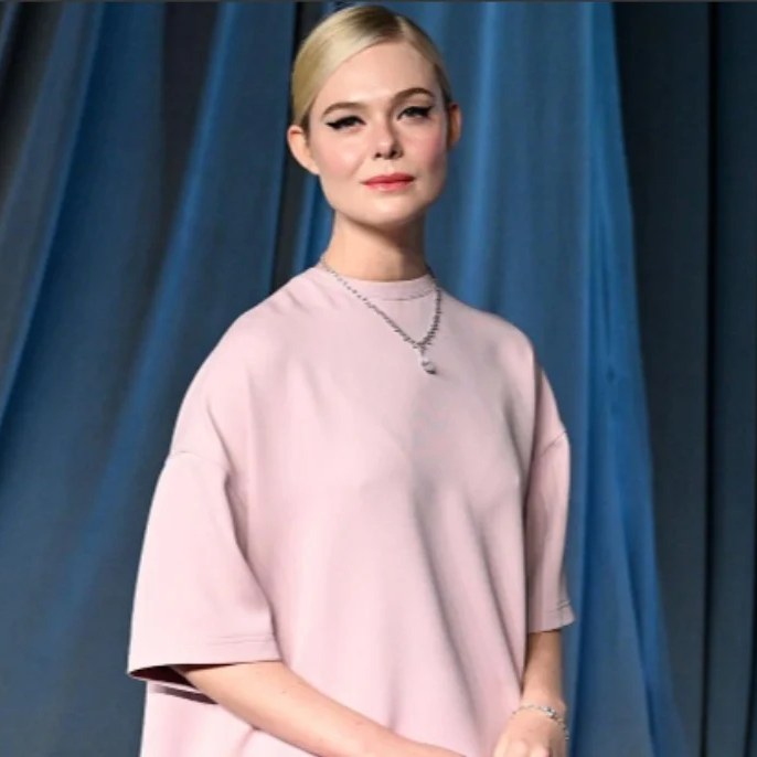 Elle Fanning receives sweet nod of approval from Elizabeth Banks