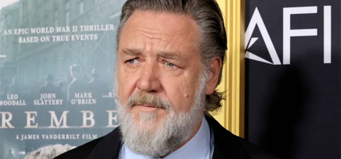 Russell Crowe Warns Crowd of Autograph-Seekers in Paris Not to Push: ‘As Soon as Somebody’s a D–k, I’m Going’ 1
