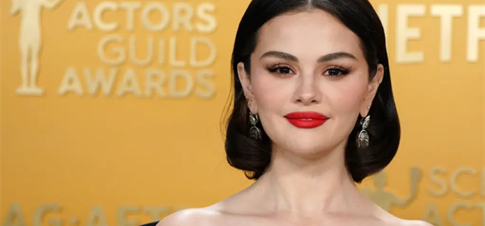 Selena Gomez looks elegant in off-the-shoulder navy gown on SAG Awards 2025 red carpet 1