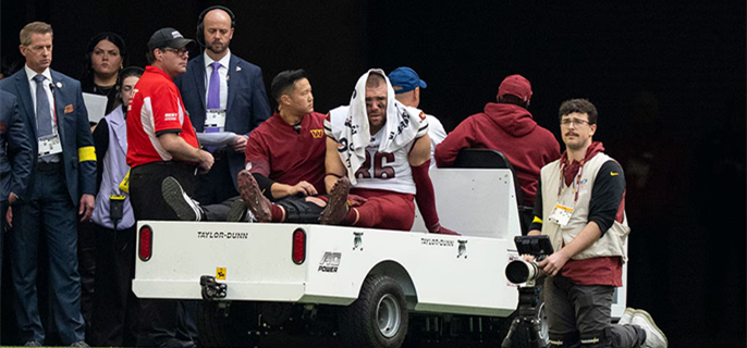 NFL's Zach Ertz Breaks Down in Tears After Suffering Brutal Leg Injury 1