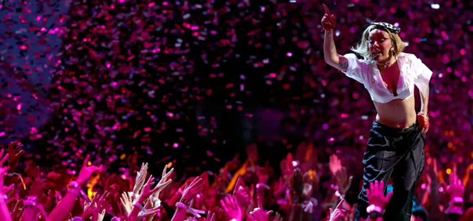 Doja Cat Brings the ’80s Back by Performing “Jealous Type” With Kenny G at 2025 MTV VMAs 1