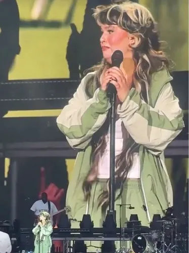 Lola Young Collapses Mid-Performance, Carried Off Stage by Medical Team During N.Y.C. Music Festival