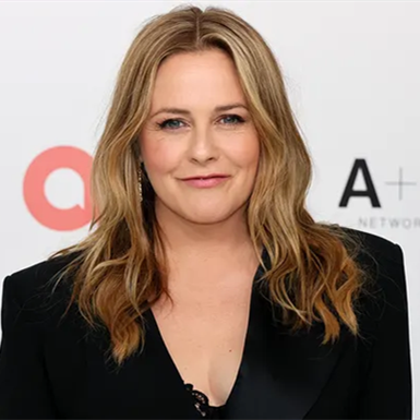 'Clueless' star Alicia Silverstone worries fans after eating potentially poisonous berry