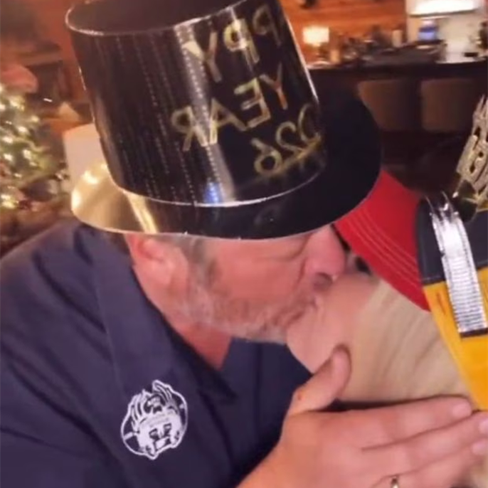Gwen Stefani and Blake Shelton Share Steamy New Year&rsquo;s Eve Kiss 