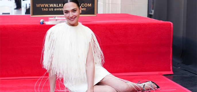 Pro-Palestinian protesters disrupt Gal Gadot film set in London 1