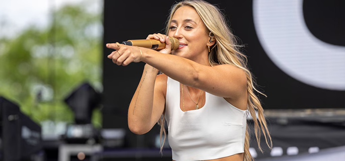 How Country Singer Ashley Cooke Is Handling Her Life-Threatening Heart Diagnosis 1