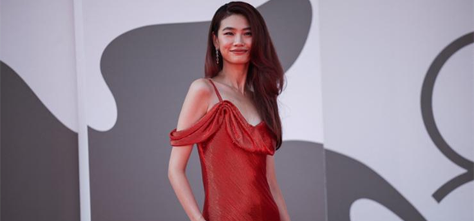 Jung Ho-yeon receives standing ovation at Venice Film Festival 1