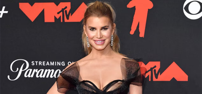 Jessica Simpson Returns to MTV VMAs After 19 Years in Rare Red Carpet Appearance 1