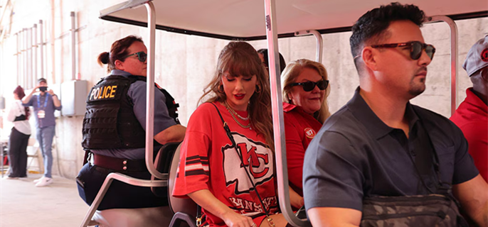Taylor Swift Reveals Mom Andrea Swift's Reaction to NSFW Lyrics on 