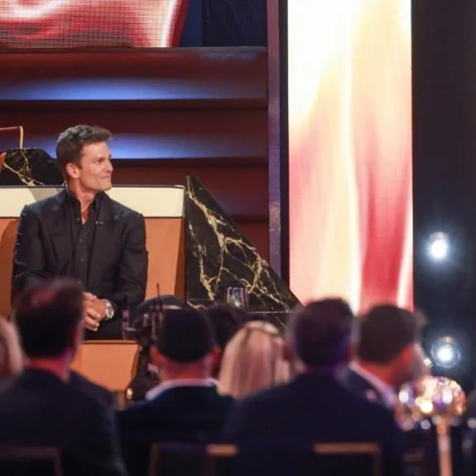 Tom Brady Trolls Kevin Hart With &lsquo;Newborn Size&rsquo; Jersey at Netflix Roast