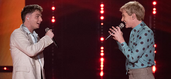 American Idol's Clay Aiken Debuts New Look in Rare Appearance on Season 24 Finale 1