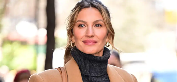 Pregnant Gisele Bundchen Shows Off Baby Bump in Bikini at Beach With Joaquim Valente 1