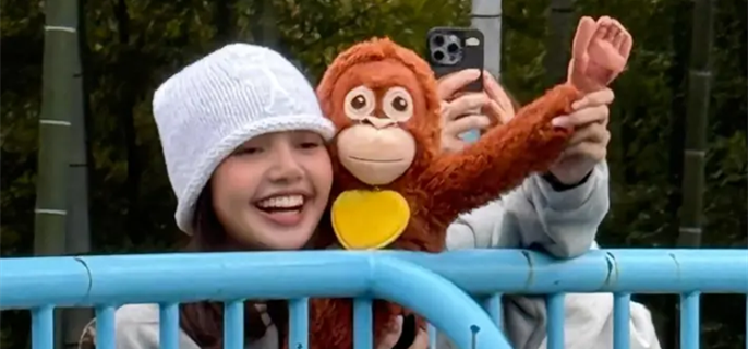 BLACKPINK’s Lisa Shares Adorable Moments With Viral Monkey Punch in Japan 1