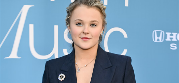 Why JoJo Siwa Felt Pressure to Come Out as a Lesbian Years Before Chris Hughes Relationship 1