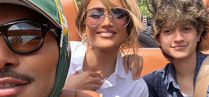 Jennifer Lopez's Rare Photo With Emme, 17, Proves She's Raising Her Mini-Me 1