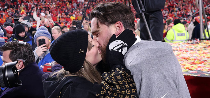 Taylor Swift Supports Travis Kelce at Chiefs' NFL Game Hours After Selena Gomez's Wedding 1