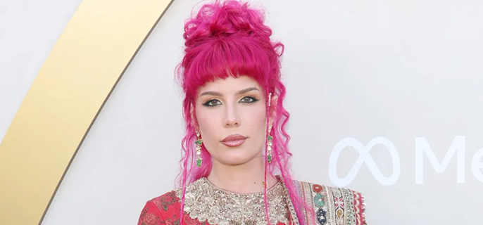 Halsey Recalls Experiencing a Miscarriage During a Performance: “I Was Sick All Night” 1