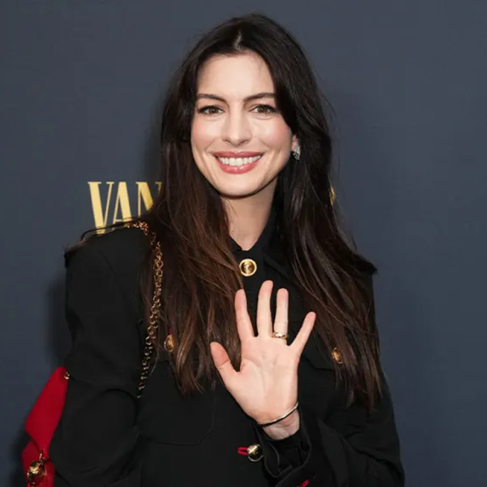 Anne Hathaway Is “Desperate” to Be in a Christmas Movie