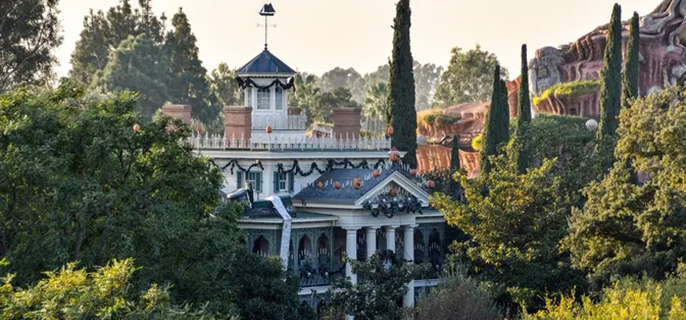 Disneyland guest dies after riding Haunted Mansion attraction, police say 1