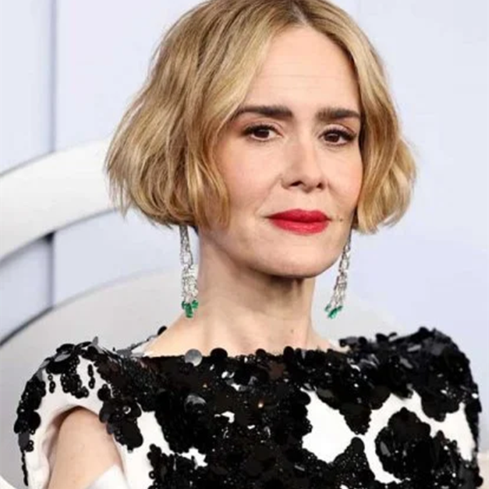 Sarah Paulson reacts as Amanda Peet reveals cancer diagnosis