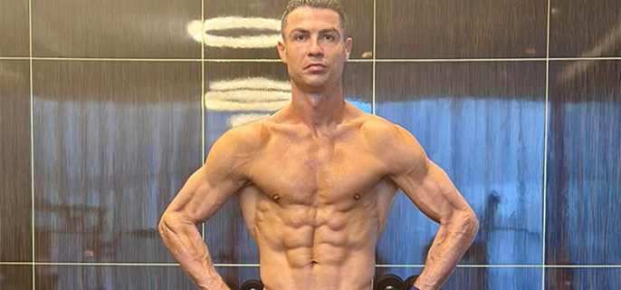 Cristiano Ronaldo Shows Off His Eye-Popping Muscles in Underwear Photo 1