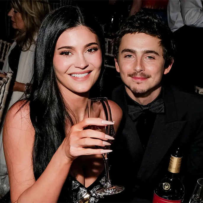 Timoth&eacute;e Chalamet Walks 2026 Oscars Red Carpet Without Kylie Jenner amid Opera-Ballet Backlash