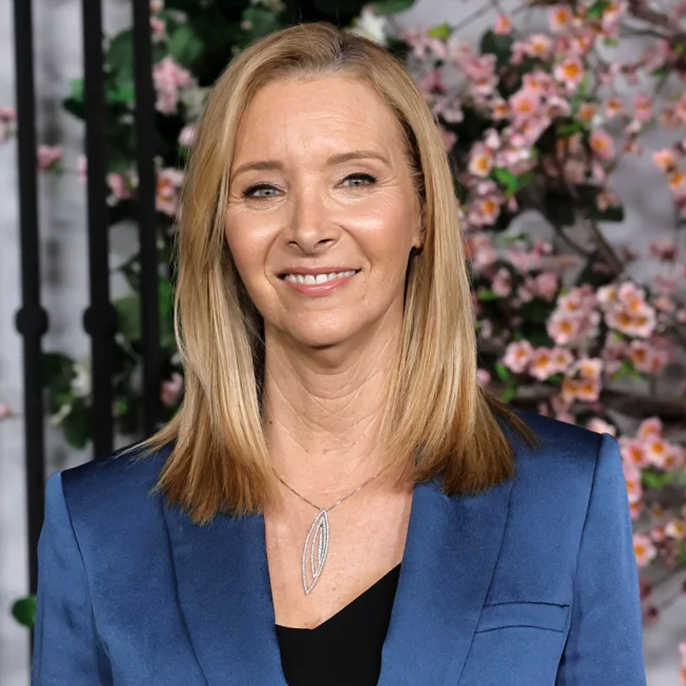 Lisa Kudrow recently found a note Matthew Perry left for her in a ‘Friends’ prop