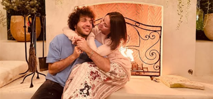 Selena Gomez cozies up with Benny Blanco for Thanksgiving 1