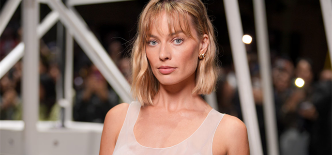 Margot Robbie Shows Off Bold Lob Haircut at Paris Fashion Week 1