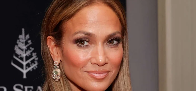 Jennifer Lopez's racy performance sparks controversy 1