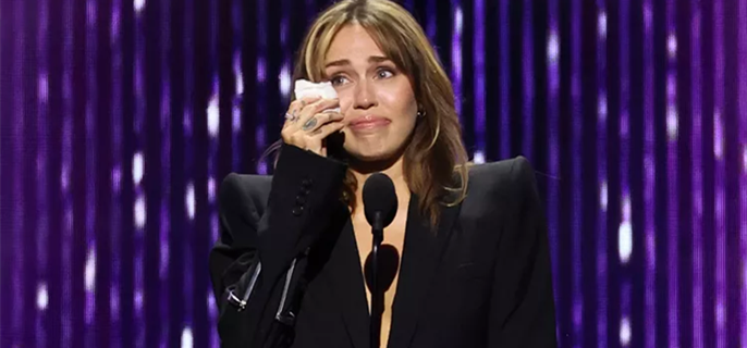 Miley Cyrus Tears Up as the Youngest Disney Legend: Proudly Celebrating Her Hannah Montana Legacy 1