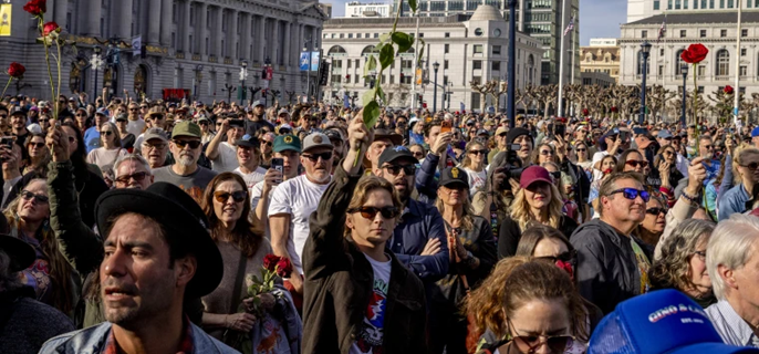 Thousands of fans celebrate life of legendary Grateful Dead guitarist Bob Weir in San Francisco 1