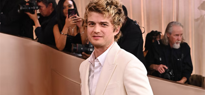 Joe Keery Debuts Bleach Blonde Hair Transformation at Golden Globes 2026  1