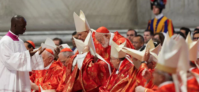 Cardinals fail to elect new pope on first try as black smoke emerges from Sistine Chapel 1