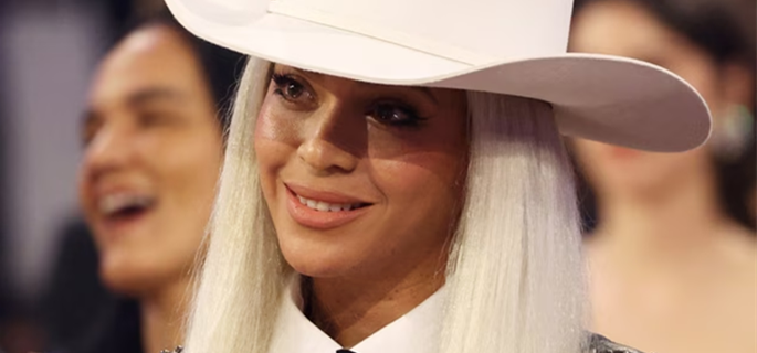 Beyoncé Narrowly Avoids Falling From Flying Car Due to Prop Malfunction 1