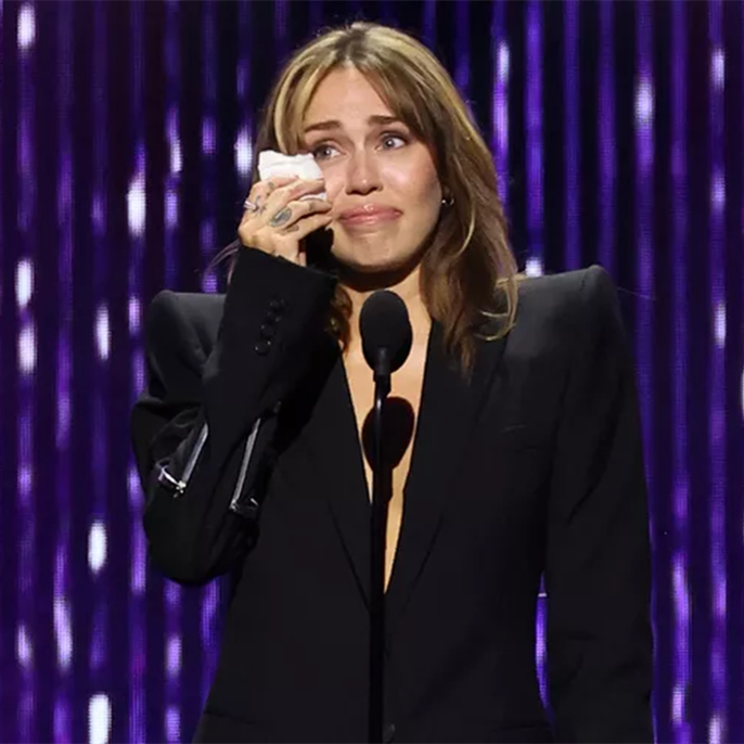 Miley Cyrus Tears Up as the Youngest Disney Legend: Proudly Celebrating Her Hannah Montana Legacy