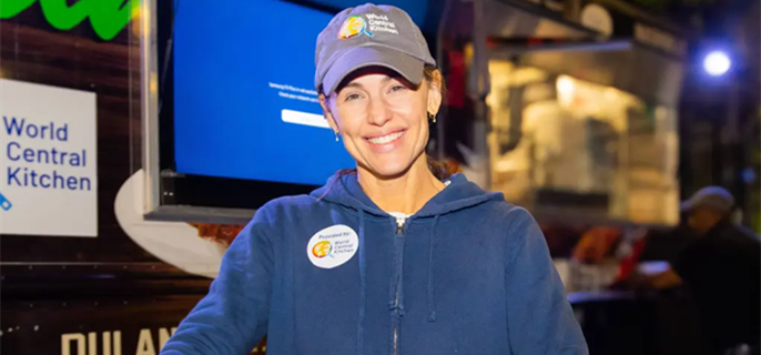 Emotional Jennifer Garner volunteers at food truck after revealing friend from church perished in LA wildfire disaster 1