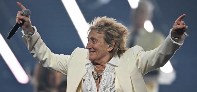 Rod Stewart Is “Forever Young” While Accepting Lifetime Achievement Award at 2025 AMAs 1