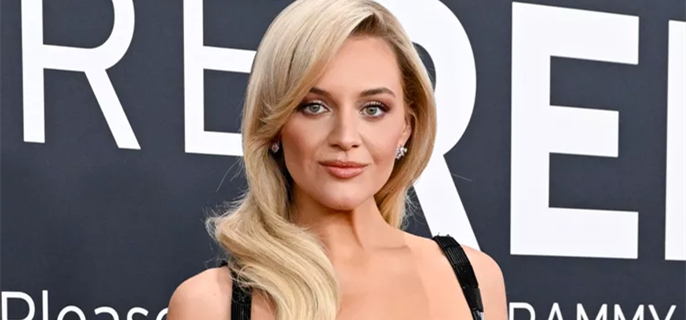 Kelsea Ballerini Stops Concert to Call Out Fans Mid-Song for Slamming Ex-Husband Morgan Evans: 'We're 3 Years Past It' 1