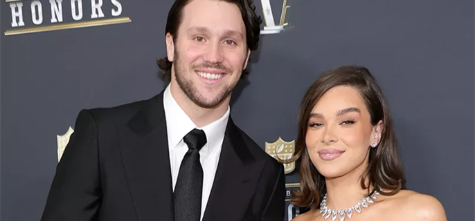 Buffalo Bills quarterback Josh Allen, fiancee Hailee Steinfeld walk red carpet at NFL Honors 1