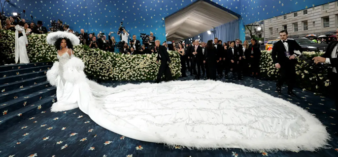 Diana Ross, 81, wins Met Gala 2025 with her 18-foot feathered train and matching hat 1