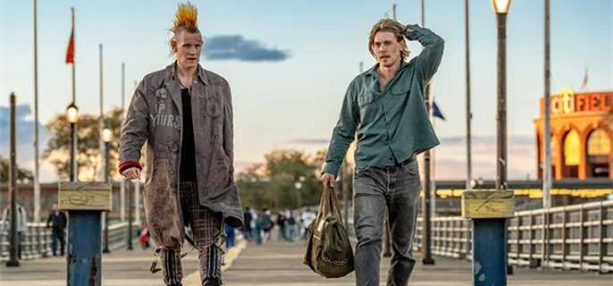 Aronofsky's 'Caught Stealing' Trailer with Austin Butler & Zoe Kravitz 1
