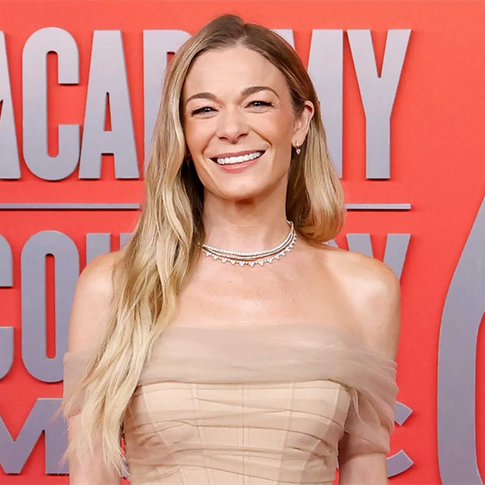 LeAnn Rimes says she 'panicked' after teeth fell out onstage