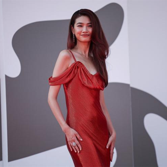 Jung Ho-yeon receives standing ovation at Venice Film Festival