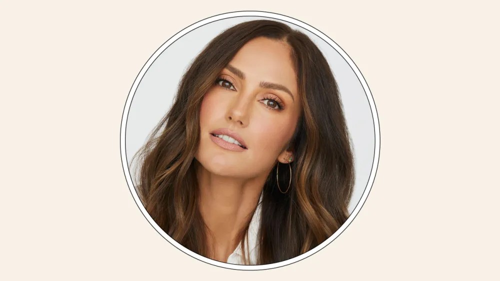 Champagne Problems: Minka Kelly to Star in Netflix Christmas Rom-Com 1